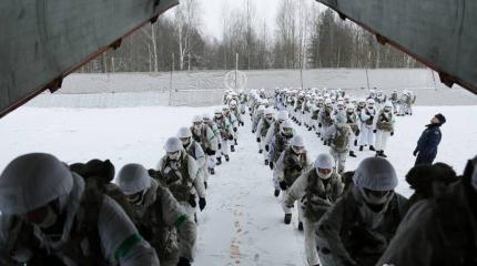 Зимний десант: с неба в сугроб — фоторепортаж из Пскова Зимний десант: с неба в сугроб — фоторепортаж из Пскова