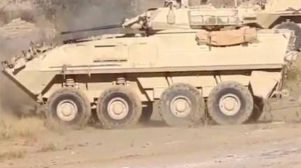 Попадание ПТУР в БМП LAV-25 производства США сняли на видео