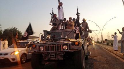 Боевики ИГ увозят из селения под Мосулом тысячи мирных жителей Боевики ИГ увозят из селения под Мосулом тысячи мирных жителей