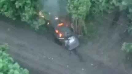 Из загоревшегося после поражения дроном пикапа ВСУ никто не смог спастись Из загоревшегося после поражения дроном пикапа ВСУ никто не смог спастись