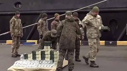 Сдавшихся украинских военных привезли к Крым, раздали сухпайки и отпустили