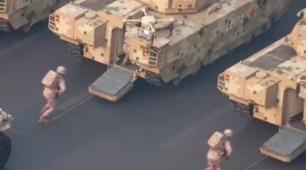 Появилось видео погрузки бойцов НОАК через кормовой люк в МОП Type 100 FSV