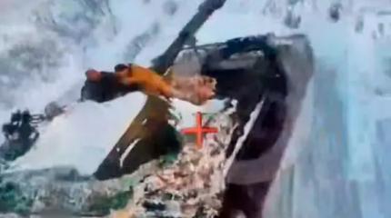 Дрон поразил САУ "Акация" на ходу и находившихся на броне боевиков