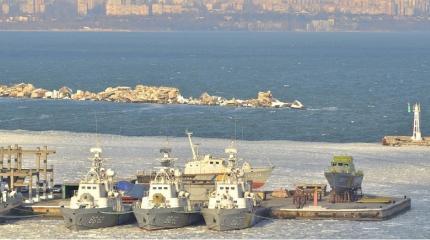 Жалкие остатки украинского ВМФ вмерзли в лед Жалкие остатки украинского ВМФ вмерзли в лед