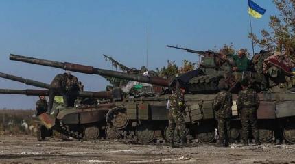 Признаки приближающейся бури ощущаются все сильнее и сильнее Признаки приближающейся бури ощущаются все сильнее и сильнее