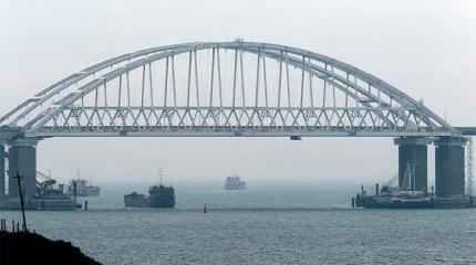 От Крымского моста украинских диверсантов отпугнут катерами