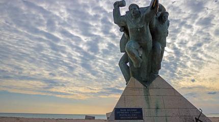 Памятник морякам-десантникам в Евпатории. История храбрости