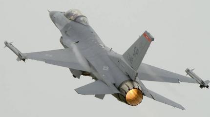 Ф-16 упал на границе Саудовской Аравии Ф-16 упал на границе Саудовской Аравии