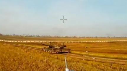 Дроны "КВН" сожгли крутивший башней Т-72М1 ВСУ Дроны "КВН" сожгли крутивший башней Т-72М1 ВСУ