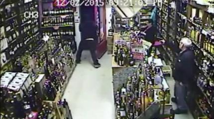 Одного лишь вида оружия хватило для того, чтобы преступник передумал грабить магазин Одного лишь вида оружия хватило для того, чтобы преступник передумал грабить магазин