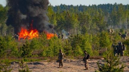 В Латвии во время высадки десанта США загорелась платформа с техникой