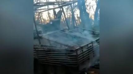 Беспомощно вращающий гусеницами британский БТР FV103 Spartan сняли на видео