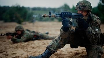 Ветераны-инструкторы обучают бойцов польской Территориальной Обороны