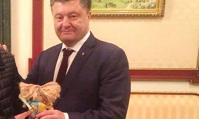 Порошенко играет в кукол и уверен, что после падения «Донецка» враг придет во Львов Порошенко играет в кукол и уверен, что после падения «Донецка» враг придет во Львов