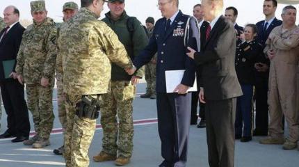 Порошенко пришел с оружием на встречу к представителям США Порошенко пришел с оружием на встречу к представителям США