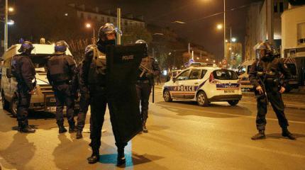 Франс Пресс: Смертница подорвала себя во время спецоперации полиции в Сент-Дени Франс Пресс: Смертница подорвала себя во время спецоперации полиции в Сент-Дени