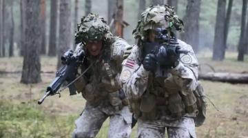 Как военные учения НАТО в Латвии связаны с миграционным кризисом