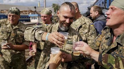 Пьяный солдат ВСУ доигрался с оружием и получил ранение на Донбассе