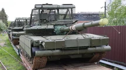 Живого места на танке не осталось: экипаж Т-80БВМ выжил благодаря технике Живого места на танке не осталось: экипаж Т-80БВМ выжил благодаря технике