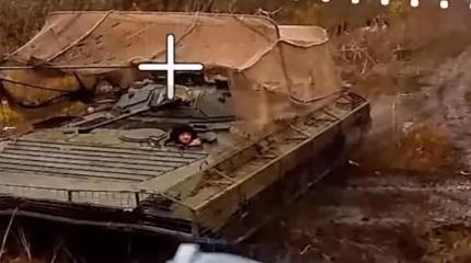 Растерявшийся механик-водитель БМП-2 ВСУ получил FPV-дрон прямо себе в люк