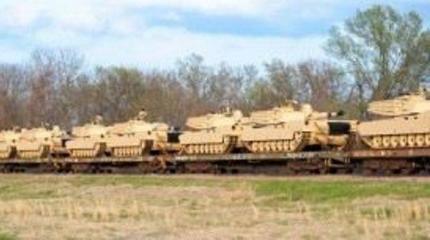 Американские солдаты в Латвии спят с винтовками Американские солдаты в Латвии спят с винтовками