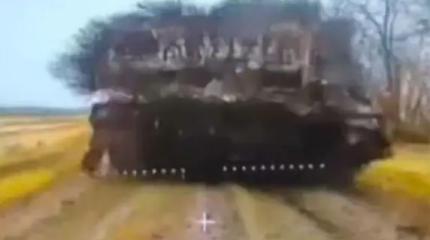 Украинский Т-72 превратили в "танк-еж", но его все равно уничтожили