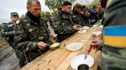 Солдат ВСУ уже несколько недель кормят помоями