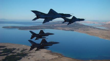 Итальянские истребители F-16 и хорватские МиГ-21 в одном строю Итальянские истребители F-16 и хорватские МиГ-21 в одном строю