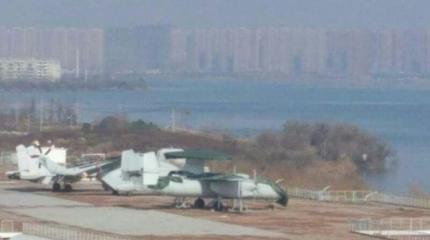 В Китае замечен макет палубного самолета ДРЛО на базе транспортника Ан-24 В Китае замечен макет палубного самолета ДРЛО на базе транспортника Ан-24