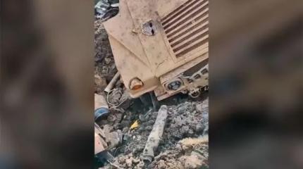 Взрыв разобрал американский бронированный Humvee на части