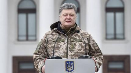 У Петра Порошенко нет возможности наступать, но и отступить ему тоже нельзя