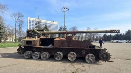 Одесса. Нацисты поставили дулами к Дому профсоюзов сгоревшие русские танки Одесса. Нацисты поставили дулами к Дому профсоюзов сгоревшие русские танки