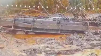 Утонувшую в грязи украинскую БМП добили дроном-камикадзе Утонувшую в грязи украинскую БМП добили дроном-камикадзе