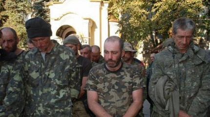 Пленных националистов в Иловайске заставили скакать как на Майдане Пленных националистов в Иловайске заставили скакать как на Майдане