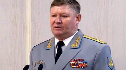 Шойгу вручил Сердюкову штандарт командующего ВДВ