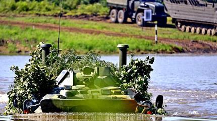 Экипажи бронемашин под огнем форсировали водную преграду на Кавказе