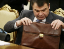 Сердюков встретил следователей в квартире подчиненной, а затем поехал за защитой к Путину Сердюков встретил следователей в квартире подчиненной, а затем поехал за защитой к Путину