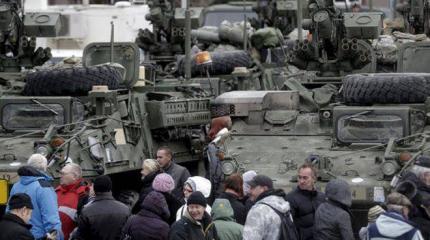 Конвой НАТО в Праге встретили палками и ветками Конвой НАТО в Праге встретили палками и ветками