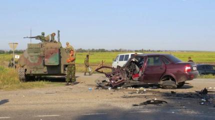 МТ-ЛБ украинской армии столкнулся с легковушкой на трассе Донецк – Мариуполь МТ-ЛБ украинской армии столкнулся с легковушкой на трассе Донецк – Мариуполь
