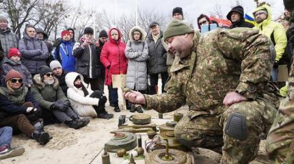 Нечего прохлаждаться: Зеленский бросает одиноких баб «на передок»