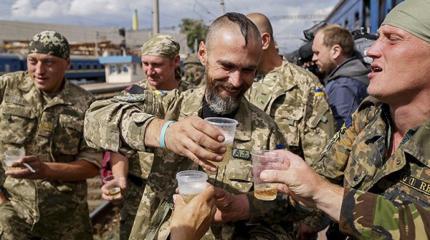 Бойцам ВСУ сносит крышу от деградации, они пьют и расстреливают друг другу