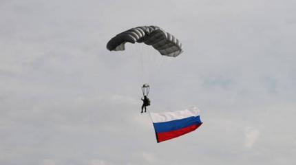 Российские десантники раскрыли парашюты в небе Сербии