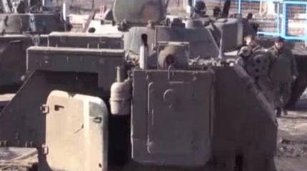 Ополченцы бригады «Призрак» восстанавливают трофейные танки и БТР Ополченцы бригады «Призрак» восстанавливают трофейные танки и БТР