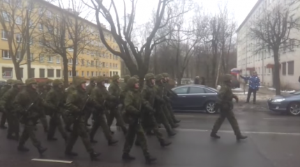 На параде в Нарве, парень троллит натовских военных