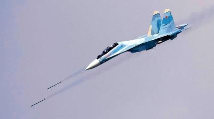 Су-30СМ точным попаданием разносит корабль: эффектные кадры с Черного моря