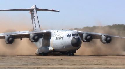 Airbus А400M прошел проверку на взлет и посадку на песке Airbus А400M прошел проверку на взлет и посадку на песке