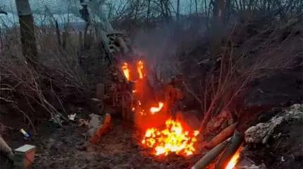 Боевики ВСУ сняли горящую 155-мм буксируемую гаубицу М777 Боевики ВСУ сняли горящую 155-мм буксируемую гаубицу М777