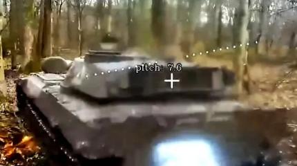 Российские дроны подкараулили в глухом лесу САУ и превратили ее в костер