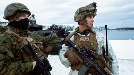 Американские морпехи замерзли на учениях у границ России Американские морпехи замерзли на учениях у границ России