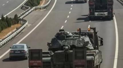 Турки перебросили к сирийской границе более 1000 единиц бронетехники Турки перебросили к сирийской границе более 1000 единиц бронетехники